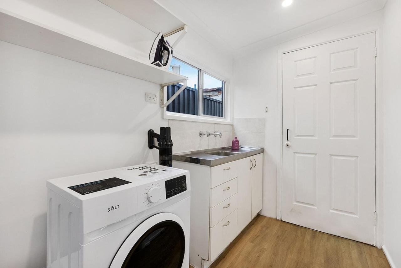 Chic 3-br Terrace - Prime Location, Modern Comforts Appartamento